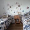 Chambre enfants avec un papier peint floral.